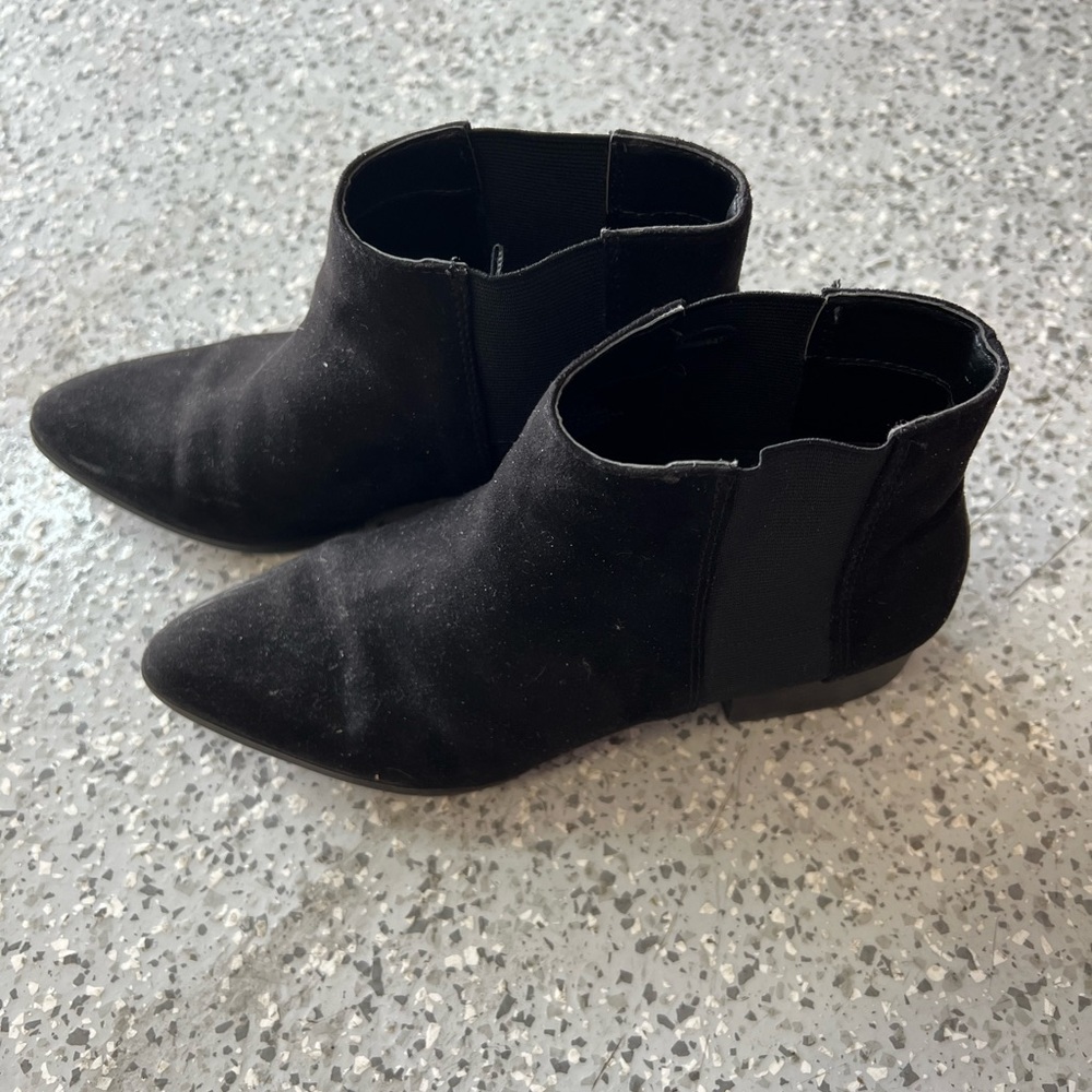 Black pointed low heeled boots
